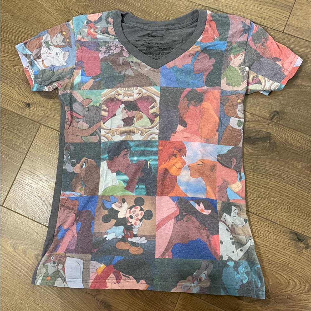 Disney Store Romance Love Scenes Short Sleeve V Neck Shirt Medium Women's